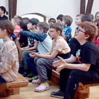Dřevěné divadlo v družině: Loutky, knížky a kouzla