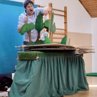Dřevěné divadlo v družině: Loutky, knížky a kouzla