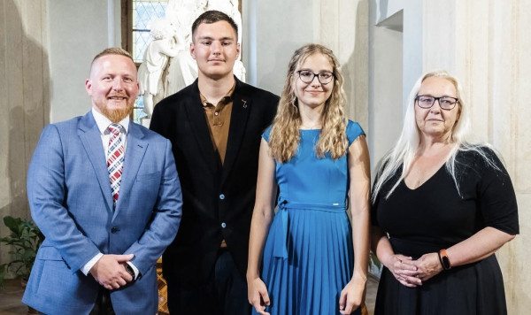 Naši žáci Adélka a Ján převzali ocenění od starosty města