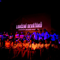 Deváťáci na odchodu: Dojemné loučení po devíti školních letech
