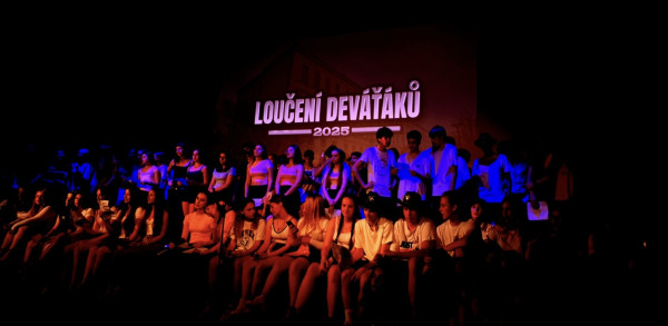 Deváťáci na odchodu: Dojemné loučení po devíti školních letech